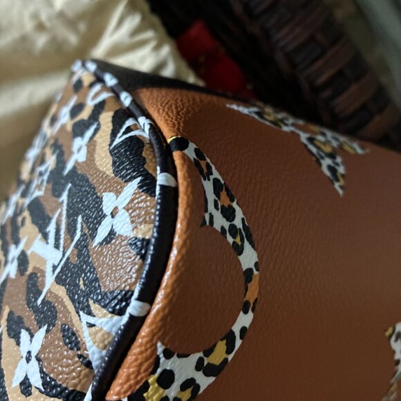 Louis Vuitton Neverfull MM Tote in Jungle Print - Picture 6 of 16